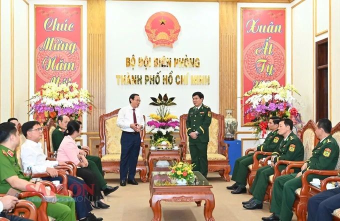 阮文年同志向胡志明市边防力量干部和战士拜年。