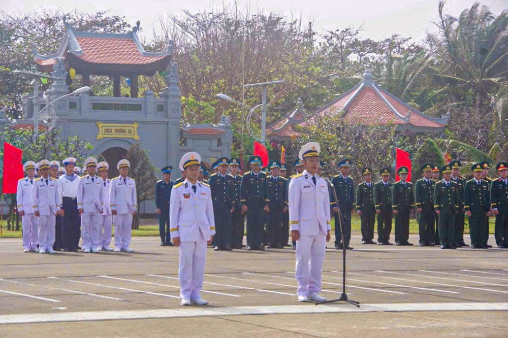 干部、战士参加升旗仪式。（图：辉凤）