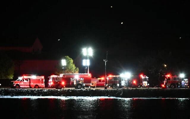 2025 年 1 月 29 日，华盛顿特区附近发生空难后，紧急救护车和救援人员聚集在里根国家机场附近的波托马克河沿岸。（图：AFP）