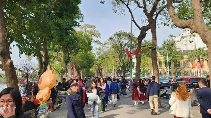 年初二早上，天气晴朗，市民纷纷离开河内出行春游。