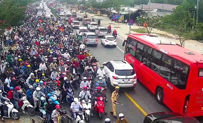 交警在 60 号国道迪庙桥附近维持交通秩序。