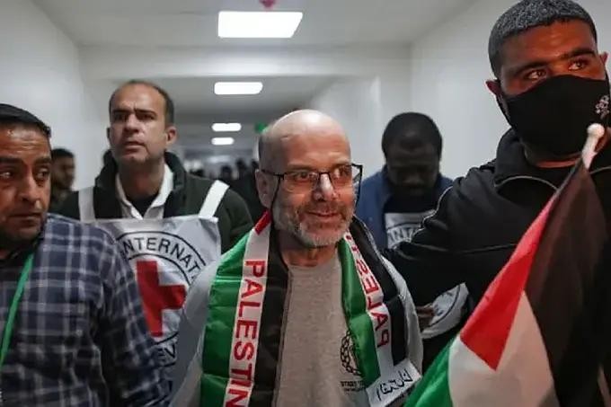 一名巴勒斯坦囚犯从以色列监狱获释后抵达加沙地带。（图：互联网）