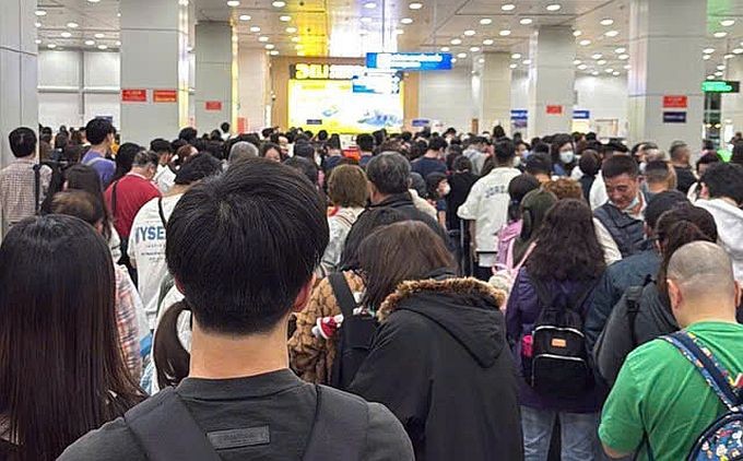 富国国际机爆满令外国游客不满