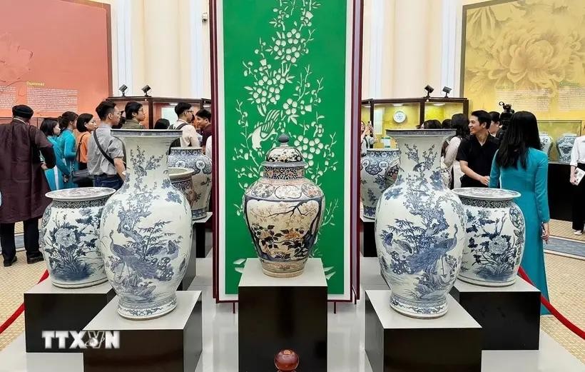 市历史博物馆正在展示的“从土地中绽放的花——东方陶瓷艺术中的花卉”专题展览吸引各界人士和广大群众前来观赏。（图：越通社）