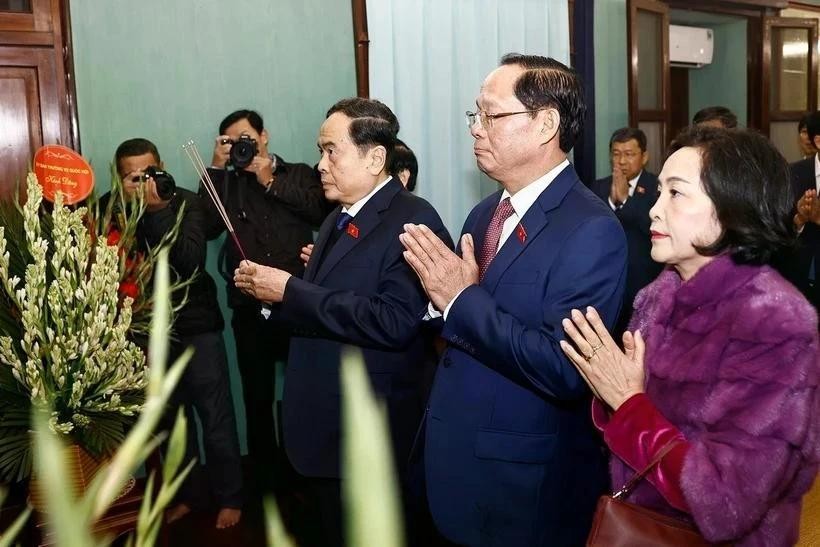国会主席陈青敏在67号故居敬香缅怀胡志明主席。(图:越通社)