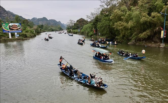 燕溪喜迎络绎不绝前来赶庙会的游客。 chua-huong-3.jpeg