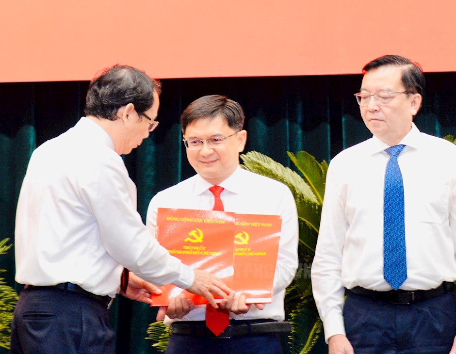 市委书记阮文年向阮孟强同志颁授委任决定及祝贺。（图：市党部新闻网）