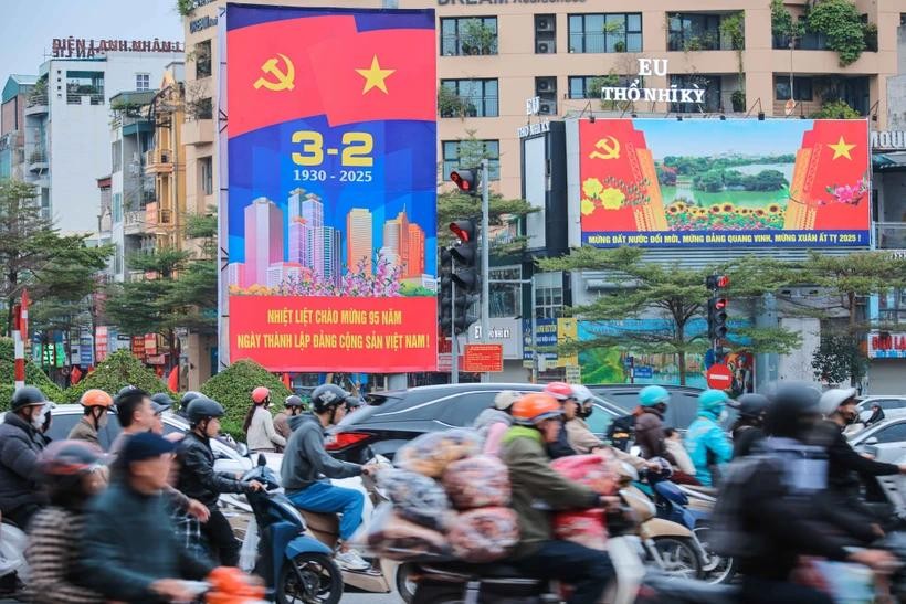 河内市各条街道挂满庆祝党建95周年的宣传海报。(图:越通社)