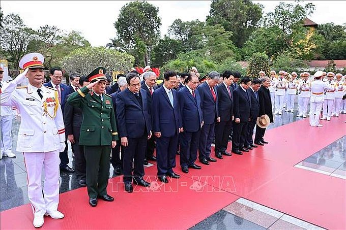 建党95周年：党政领导晋谒胡志明主席陵