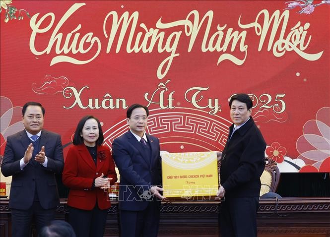 国家主席梁强向谅山省省委赠送礼物。（图：越通社）