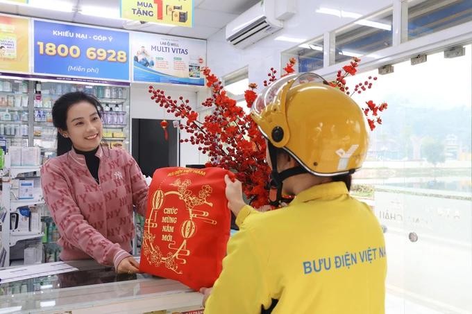 越南邮政总公司确保今年春节期间货物和包裹的运送和投递顺利。(图:陈平)