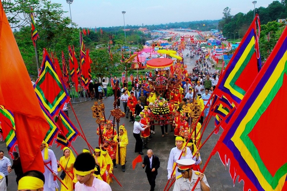 雄王庙盛会上的祭祀、迎轿仪式。(图:越通社)