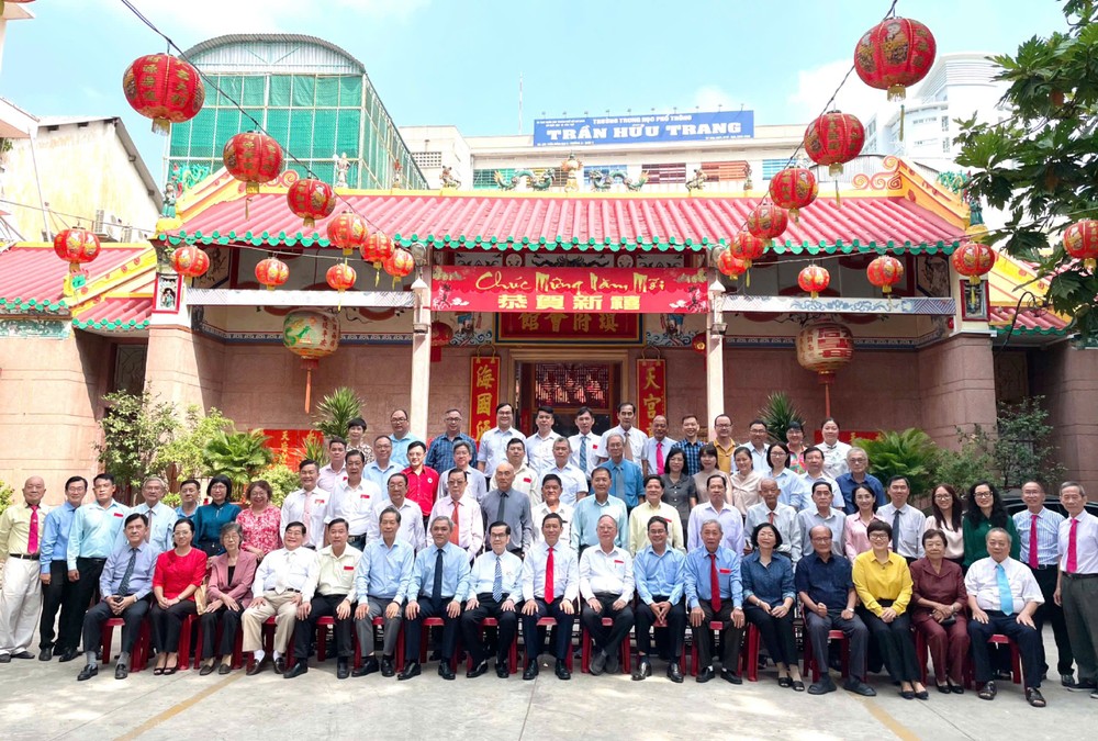 市、郡领导与各华人会馆新春合照留念。