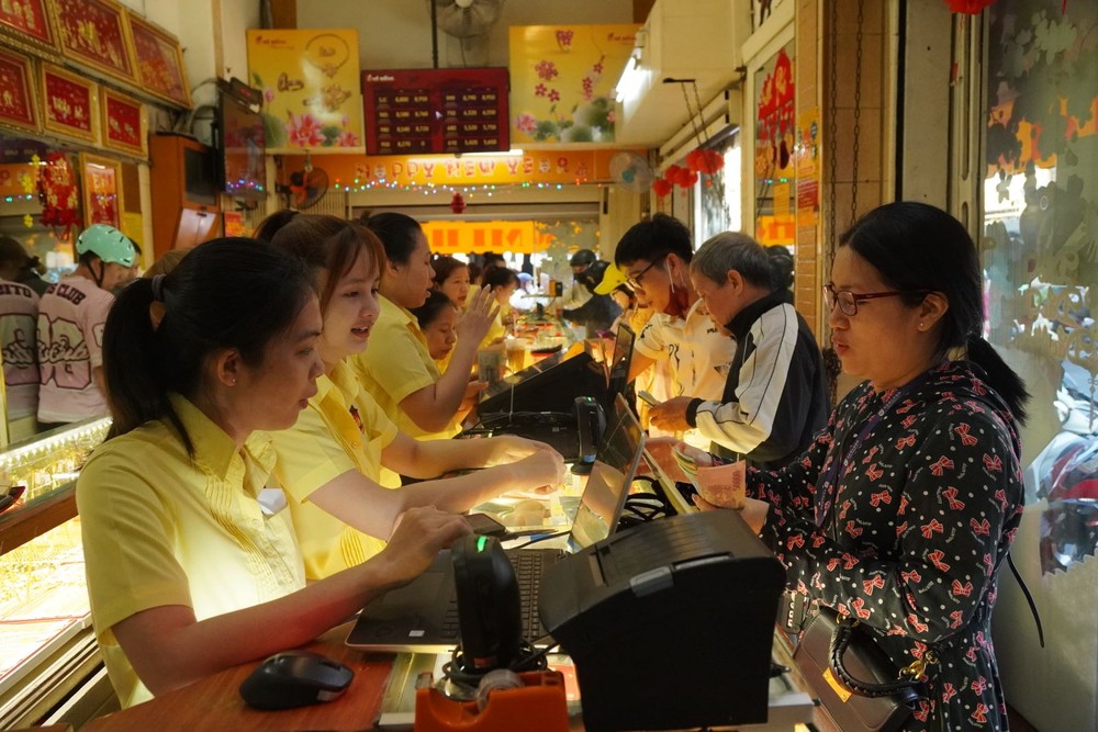 市民在一家金铺购买黄金。(图:黄雪)