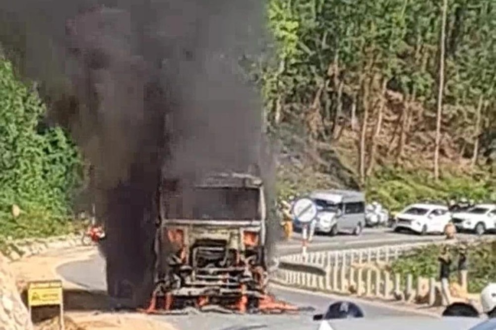 安溪岭集装箱牵引车失火