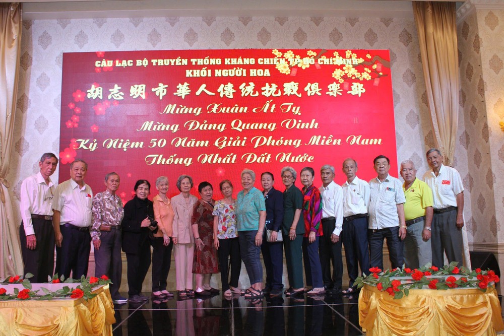 市华人传统抗战俱乐部执委会与诸位革命老前辈合照。 ct-3 (10).jpg