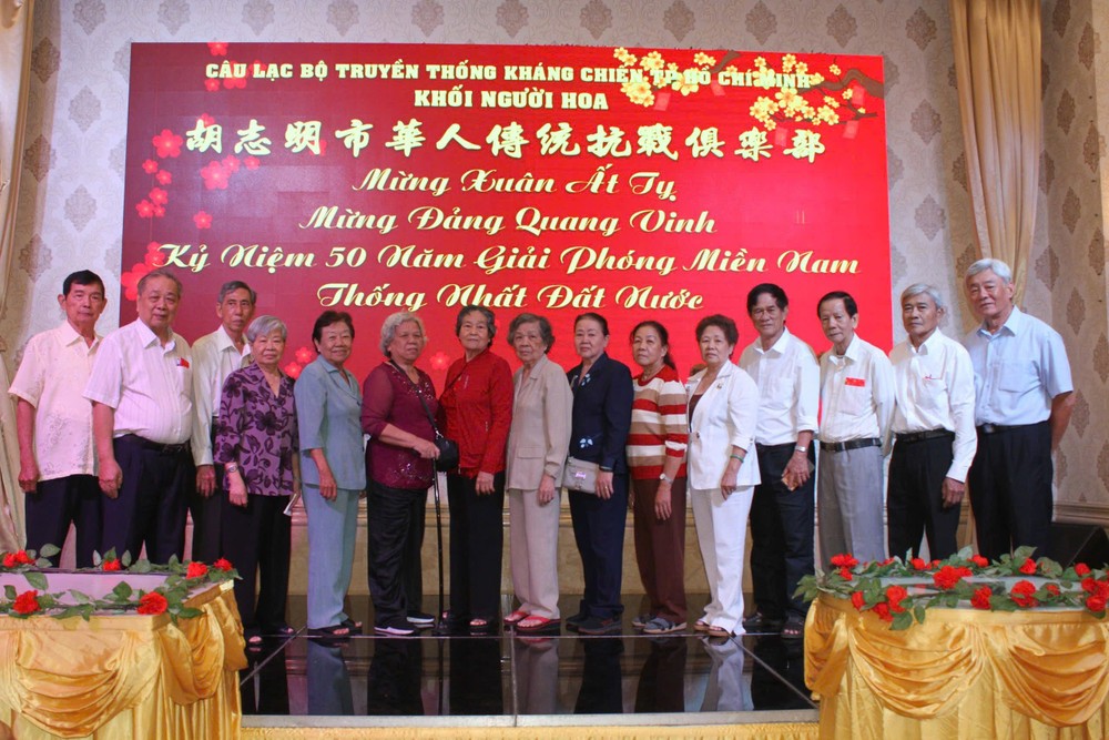 市华人传统抗战俱乐部执委会与诸位革命老前辈合照。 ct-3 (3).jpg
