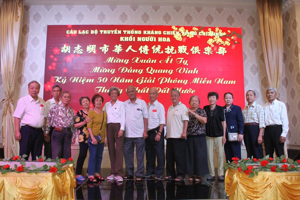 市华人传统抗战俱乐部执委会与诸位革命老前辈合照。 ct-3 (4).jpg