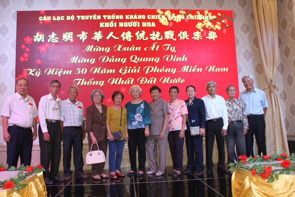 市华人传统抗战俱乐部执委会与诸位革命老前辈合照。 ct-3 (6).jpg