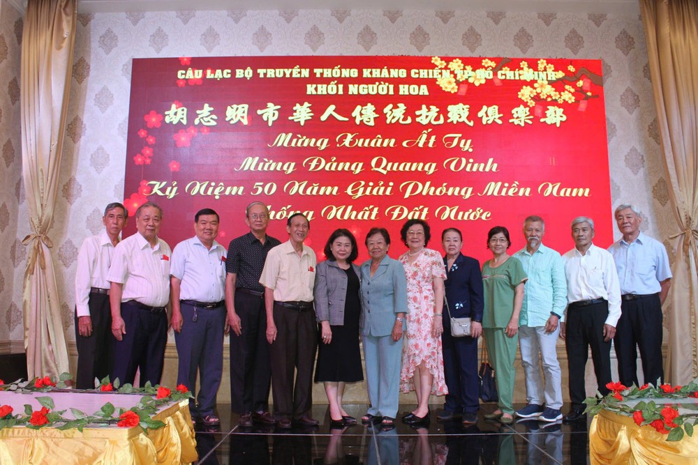 市华人传统抗战俱乐部执委会与诸位革命老前辈合照。 ct-3 (7).jpg