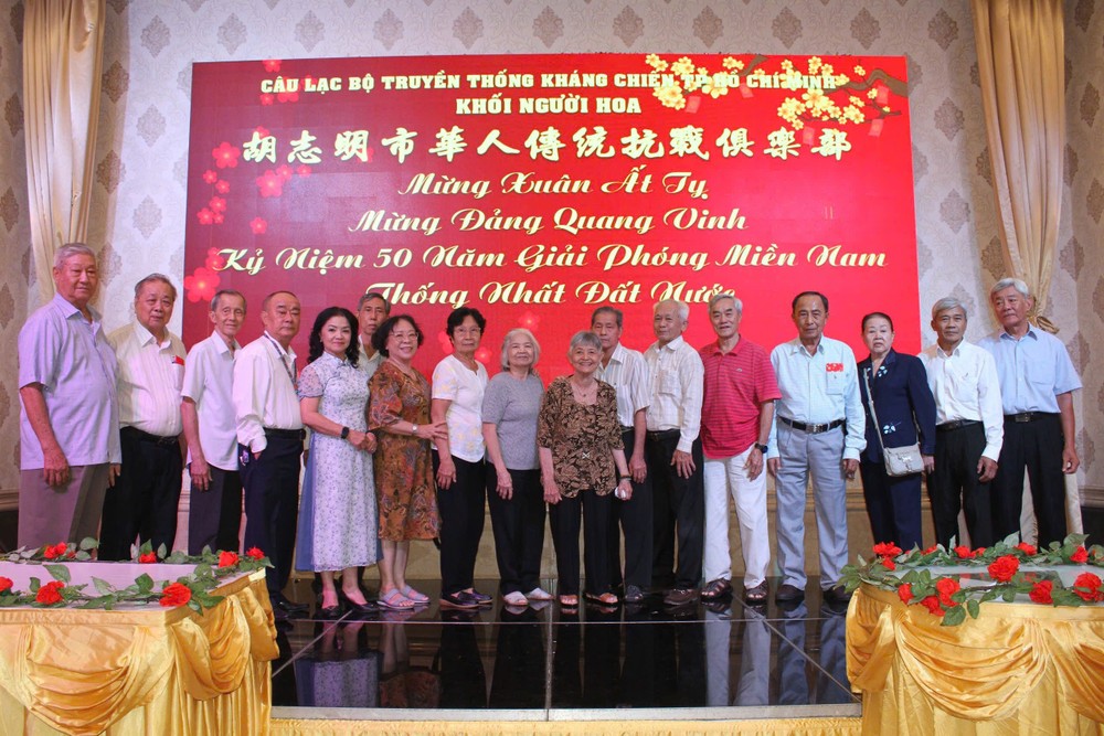 市华人传统抗战俱乐部执委会与诸位革命老前辈合照。 ct-3 (8).jpg