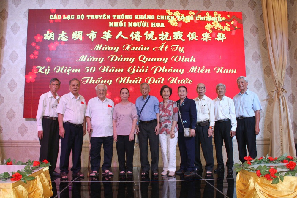 市华人传统抗战俱乐部执委会与诸位革命老前辈合照。 ct-3 (9).jpg