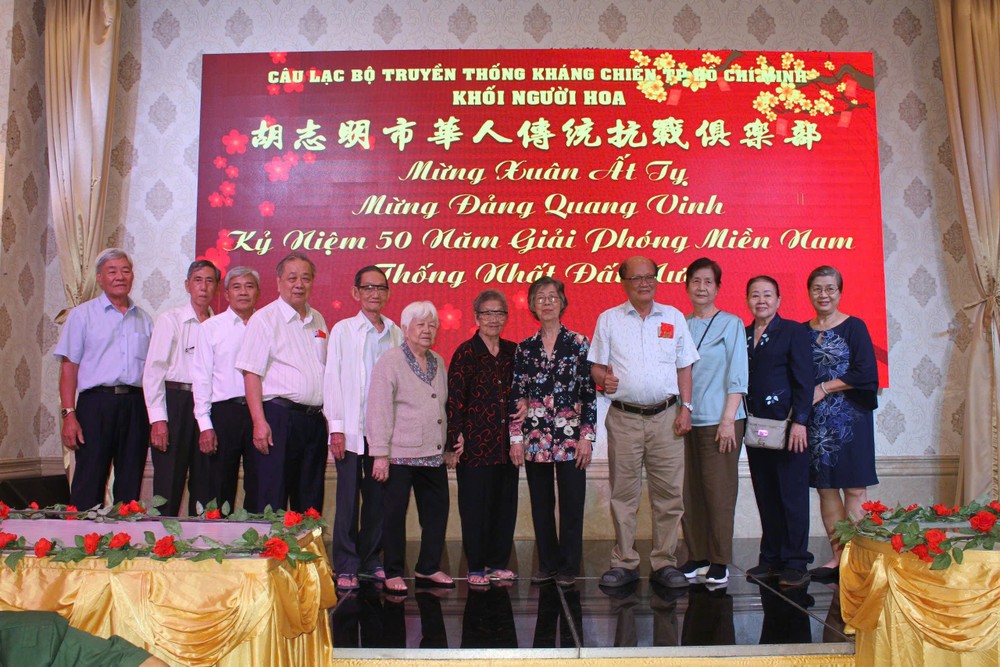 市华人传统抗战俱乐部执委会与诸位革命老前辈合照。 ct2-1.jpg