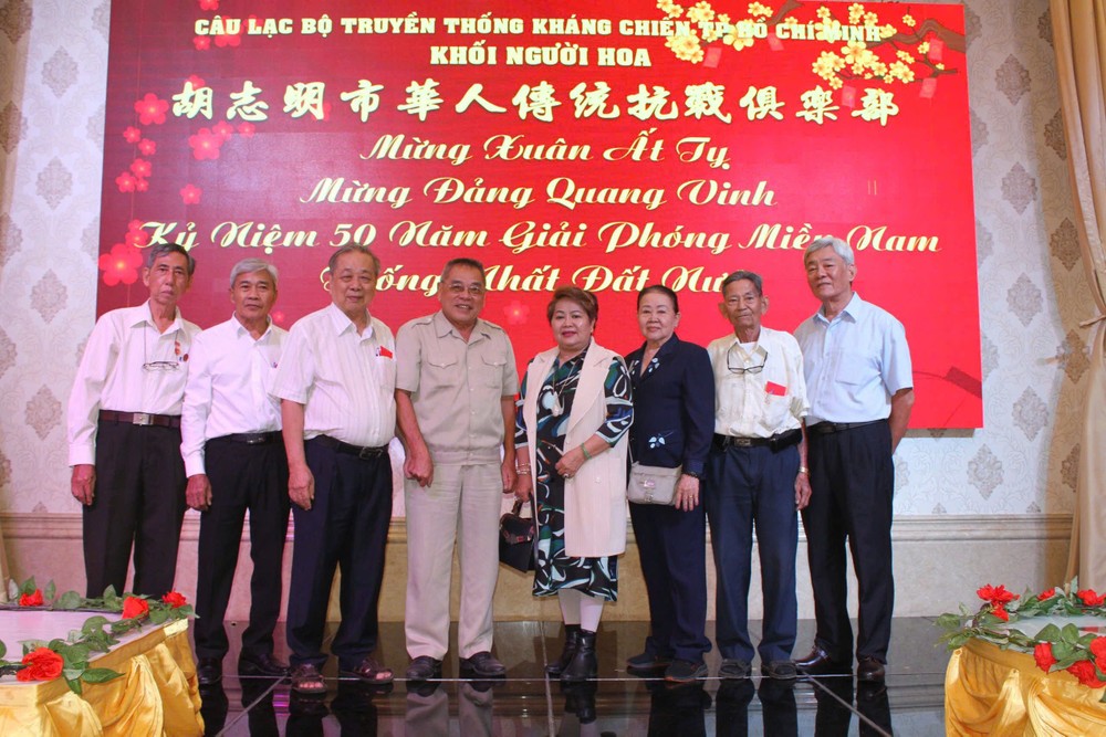 市华人传统抗战俱乐部执委会与诸位革命老前辈合照。 ct2-2.jpg