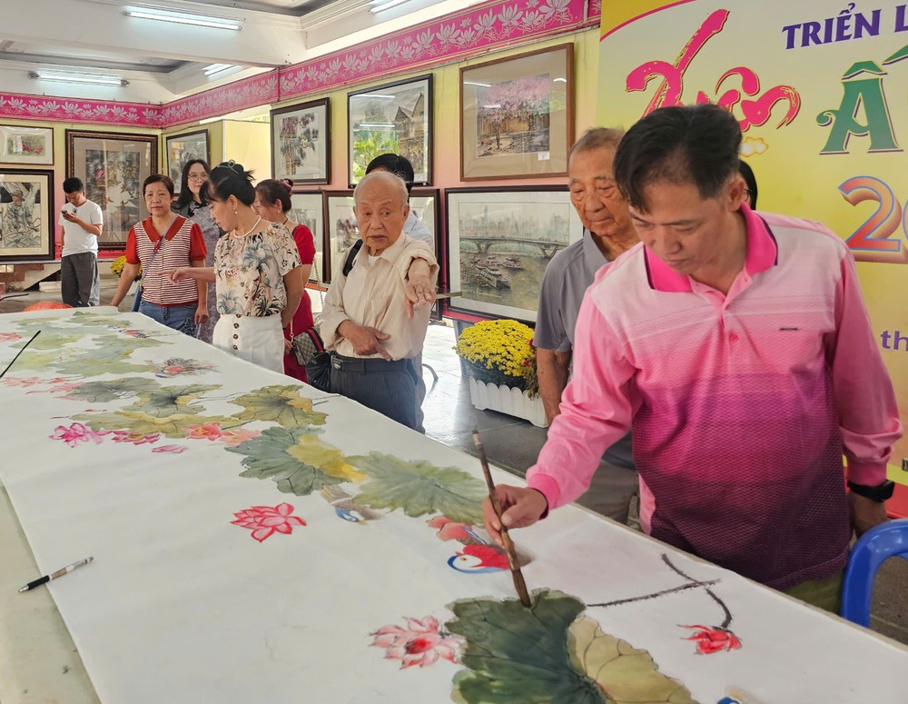 华人画家合绘50朵莲花喜庆南方解放50周年。