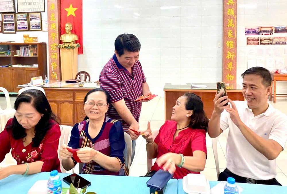 励学会会长陈金泉向教职员发送红包。 K5.jpg