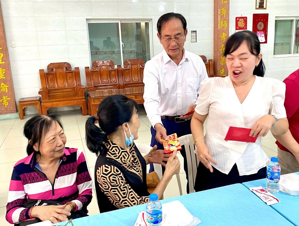 励学会副会长陈昶光向教职员发送红包。 K6.jpg