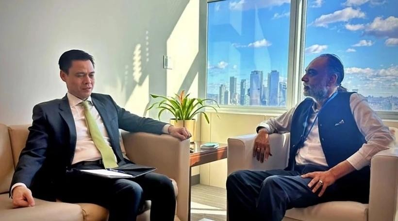 越南常驻联合国代表团团长邓黄江大使与联合国副秘书长、秘书长技术特使阿曼迪普·辛格·吉尔。（图：《越南之声》）