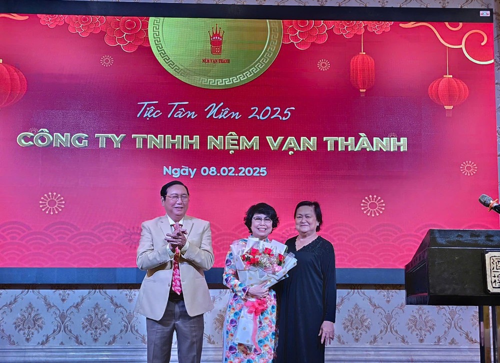 杨文德伉俪送花给越南祖国阵线中央委员会副主席苏氏碧珠。