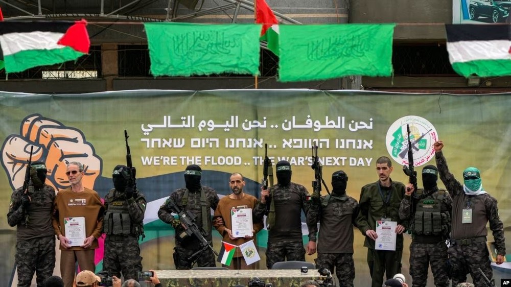 2025年2月8日,哈马斯武装分子在加沙中部的代尔巴拉赫 (Deir al-Balah)释放了三名以色列人质,把他们交给了红十字会。(图:AP)