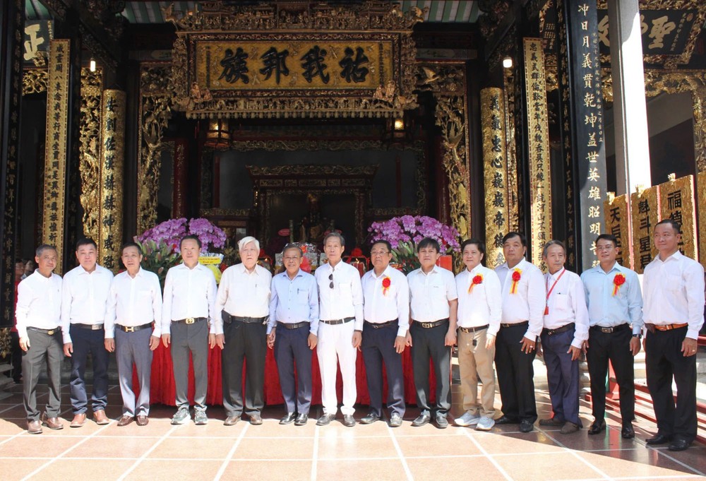 市委常务委员、守德市委书记阮友协(左六)与潮州义安理事会成员合照。