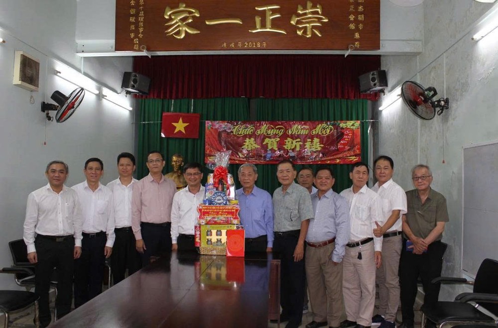 市、郡领导与崇正会馆理事会合照留念。 05.jpg