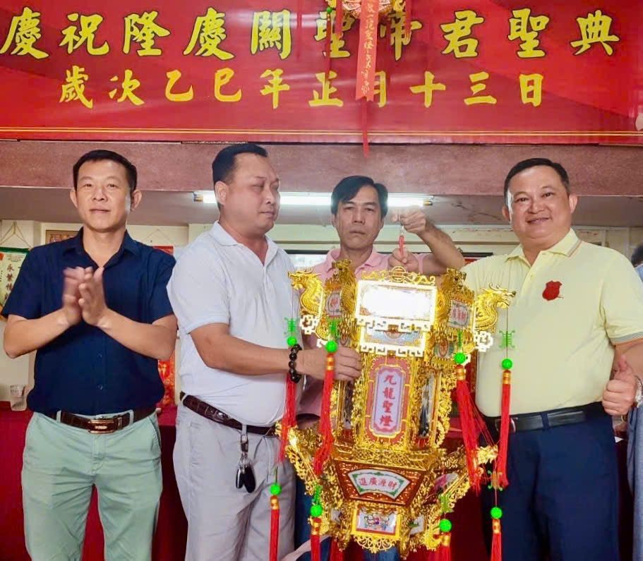 陈富强以5168万8888元投得关帝圣灯。 D2.jpg