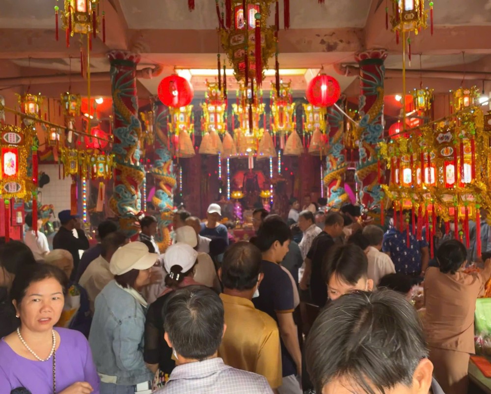 众多善信赴鹅贡关帝庙祈福。
