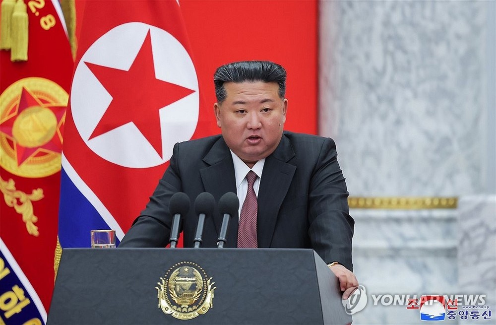 据朝中社2月9日报道,朝鲜国务委员会委员长金正恩前一日访问国防省,庆祝朝鲜人民军建军77周年。(图:韩联社/朝中社)