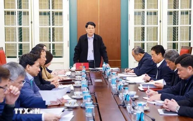 国家主席梁强主持会议。(图:越通社)