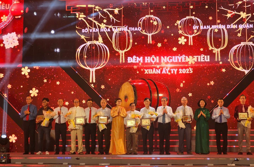 市与郡级领导向各会馆赠送感谢状。