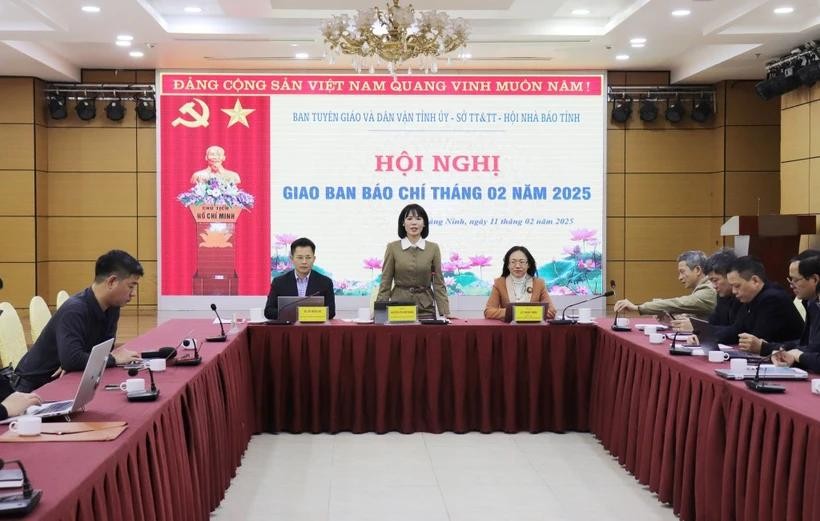 广宁省外务厅副厅长阮氏红幸(中)在新闻发布会上发言。(图:越通社)