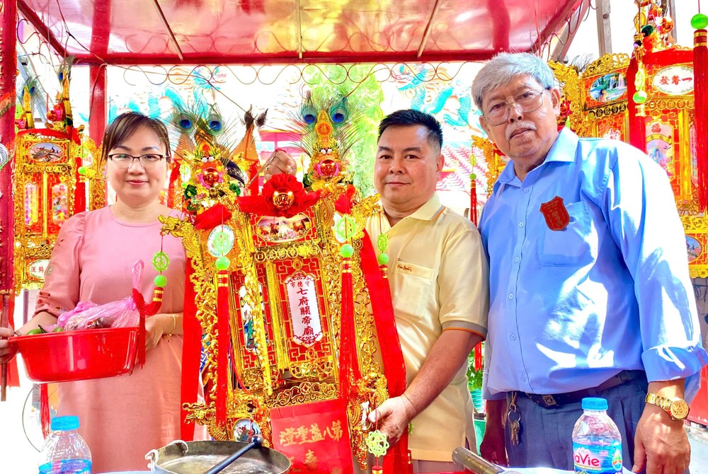 双成隆安塑胶有限公司董事长丁文森以1280万元竞得《东成西就》圣灯。 K3.jpg