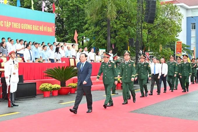 市委书记阮文年出席第七郡 2025年军事义务的军人交接仪式。(图:越勇)