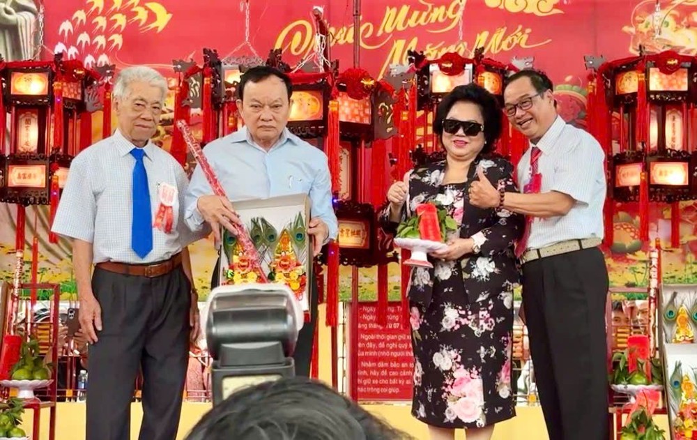 新东协集团以5亿3900万元投得“一帆风顺”圣灯。