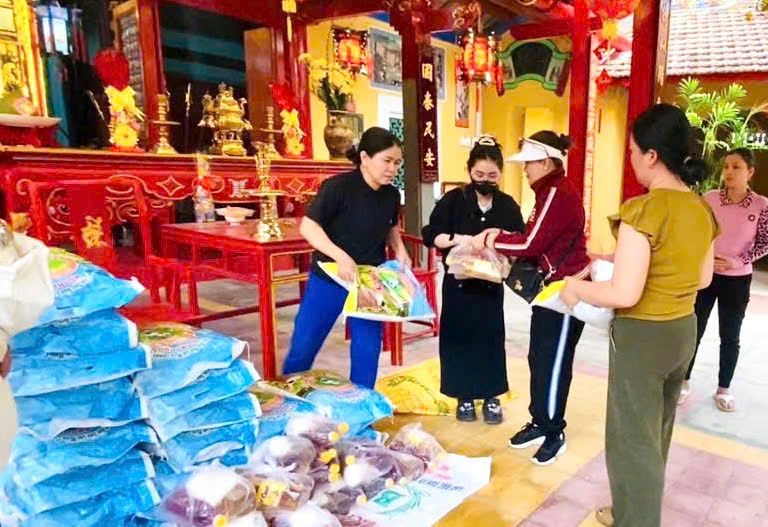 新年期间向家境贫困的乡亲及地方上贫户捐赠了100份礼物。 NT2.jpg