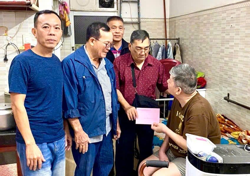芽庄海南会馆理事会岁暮慰问高龄乡亲。 nt3.jpg