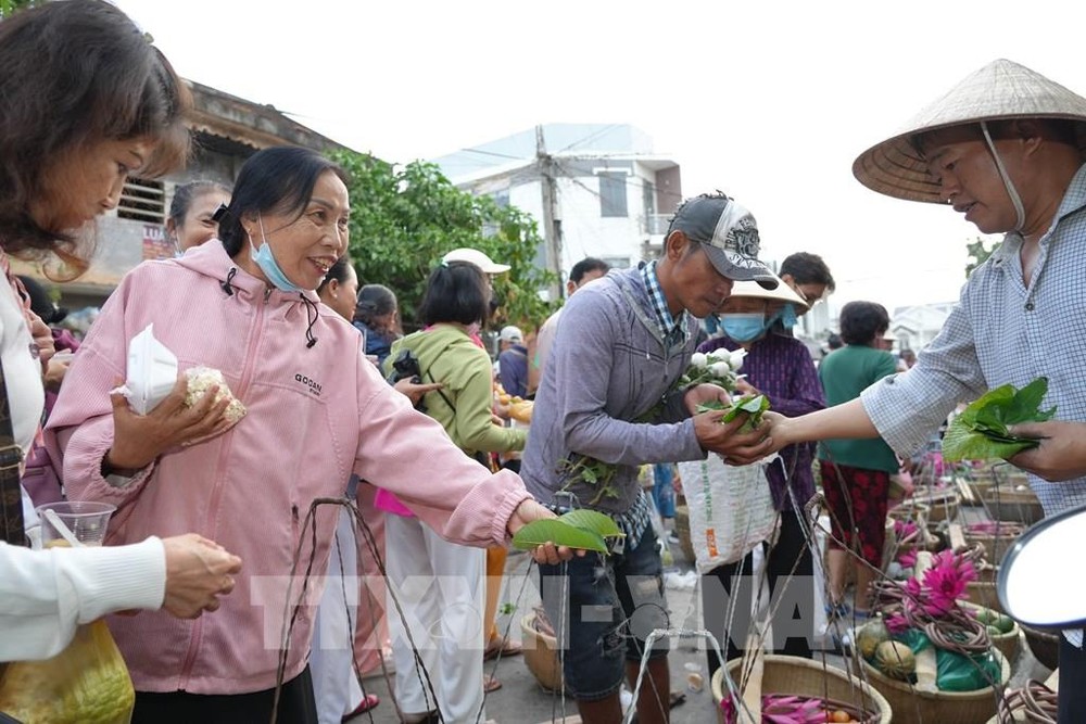 人们用树叶来购买食物。（图：越通社）