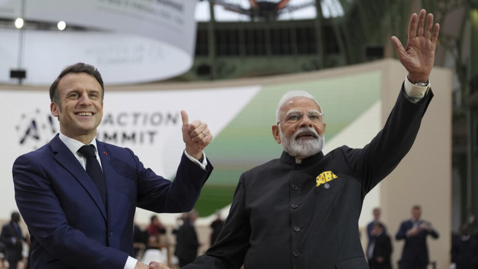 法国总统马克龙和印度总理纳伦德拉·莫迪在巴黎人工智能峰会最后一天合影。（图：AP）