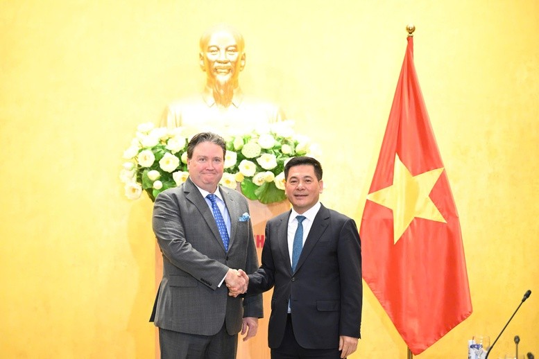 工商部长阮鸿延(右)与美国驻越南大使马克·纳珀会面时握手合影。(图:VGP) marc-knapper.jpg